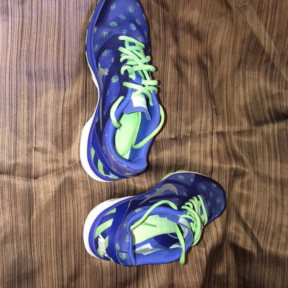 Women’s Nike Shoes - Picture 2 of 2